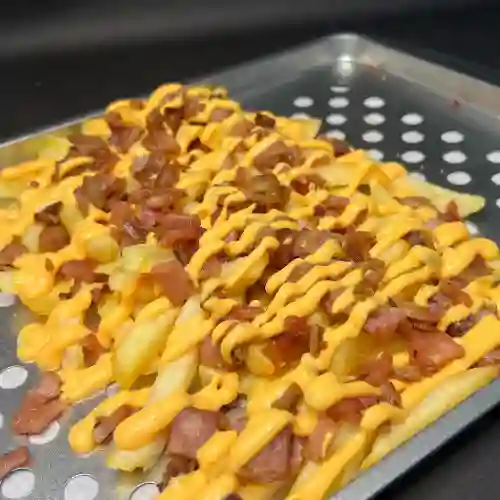 Papas con Queso Cheddar y Tocineta