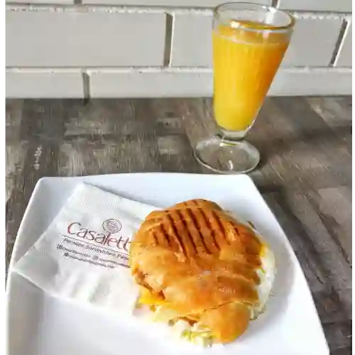 Croissant con Huevo y Queso