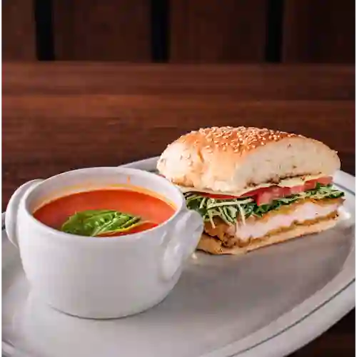 Sandwich de Pollo Crocante y Sopa Tomate