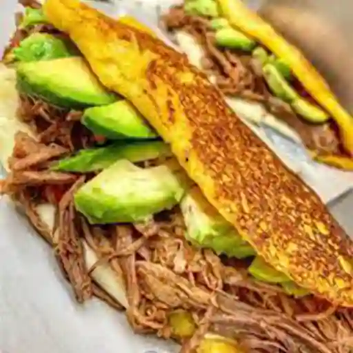 Cachapa con Carne y Aguacate