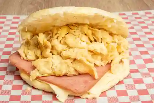 Arepa con Huevos, Jamón y Queso