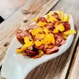 Chorizo de la Casa con Tocineta y Papas Bañadas en Queso Cheddar