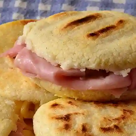 Arepa Rellena con Mortadela