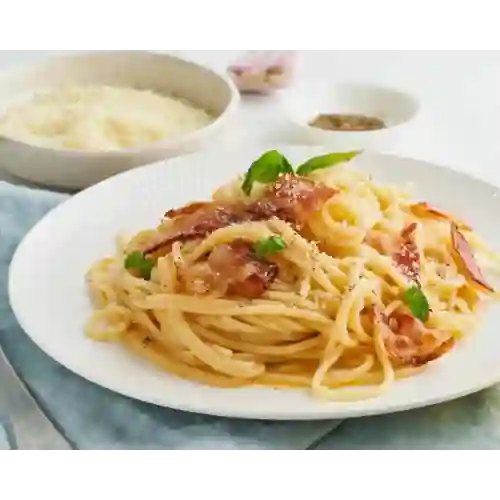 Pasta Carbonara con Tocineta