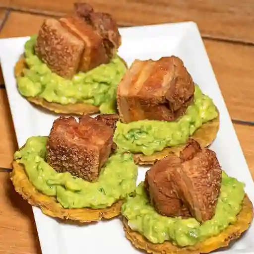 Patacones con guacamole y chicharron