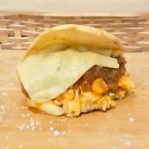 Arepa con Huevo y Salsa Criolla