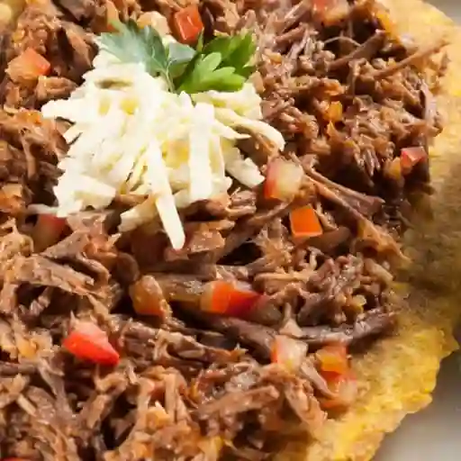 Patacón con carne
