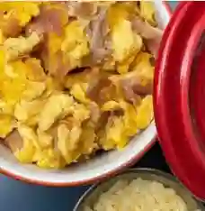 Porcion de huevos con jamon