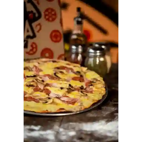 Pizza Salami Champiñones Tocineta Familiar