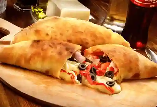 Calzone de Jamón Aceitunas y Pimentón