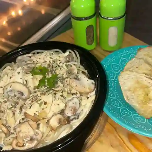 Espaguetis con Pollo y Champiñones
