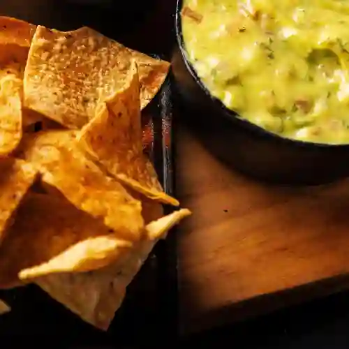 Totopos con Guacamole