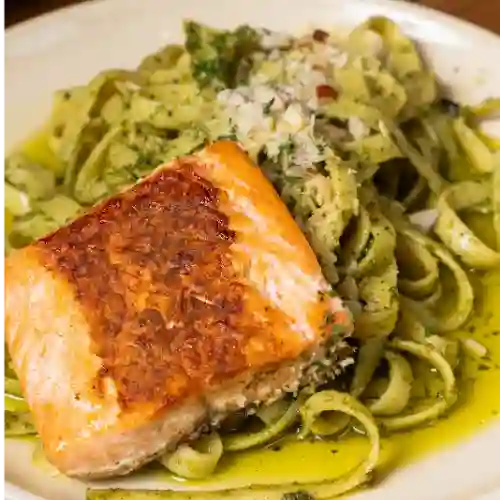 Pasta Al Pesto con Salmon