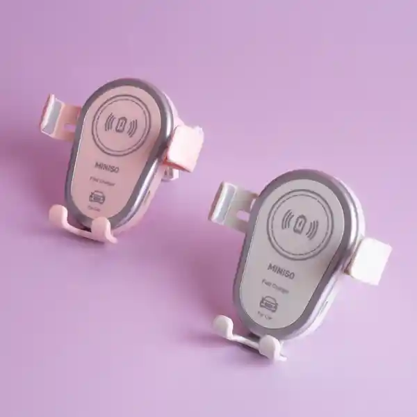 Soporte de Celular Para Carro Con Cargador Serie Blanco Miniso