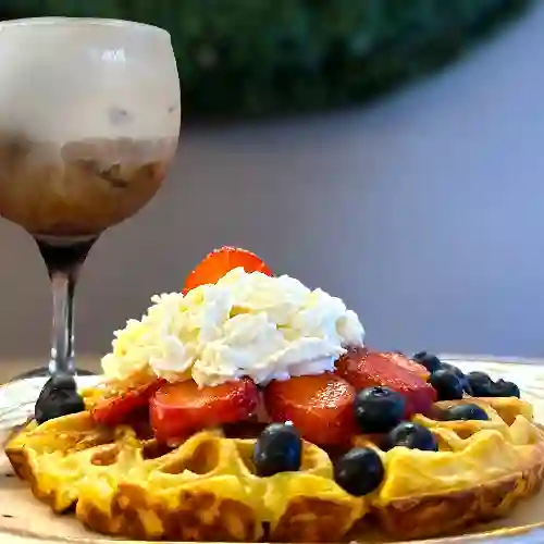 Waffle de Almojabana con Latte Frio