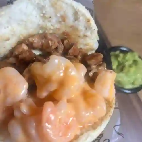 Arepa Encañonada con Camarones