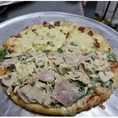 Pizza Del Huerto / Pollo Carbonara