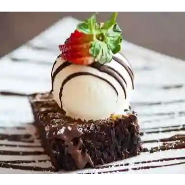 Brownie con Helado y Fresas