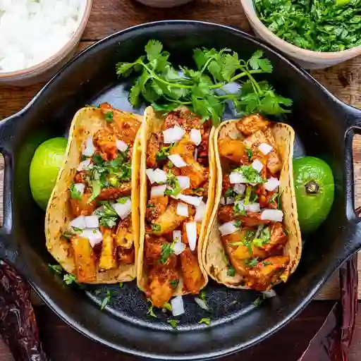 Trio de tacos al pastor mucha lucha