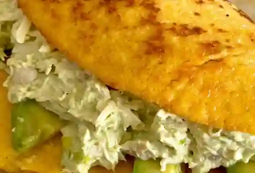 Cachapa con Pollo, Queso y Aguacate