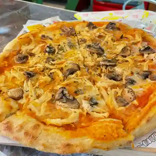 Pizza Pollo y Champiñones