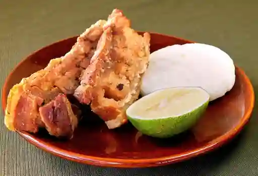 Plato de Chicharrón con Arepa