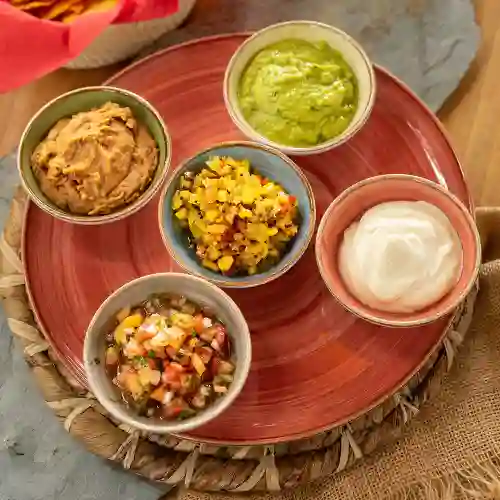 Totopos con Salsas