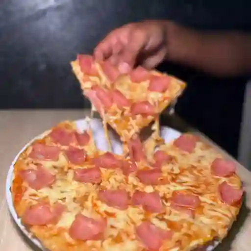 Pizza jamón y queso personal