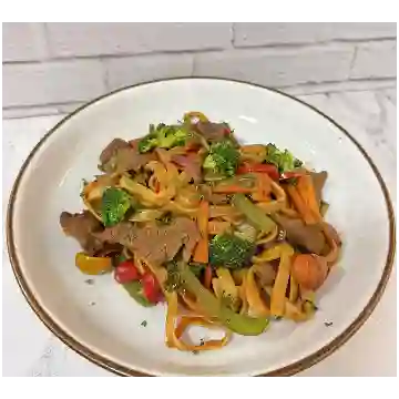 Pastas de Carne y Vegetales Salteados