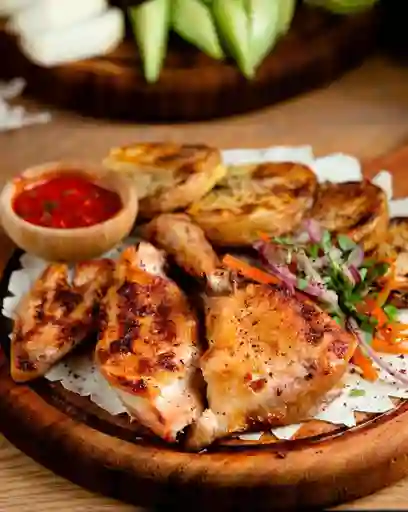 1/2 Pollo , 2 Acompañantes