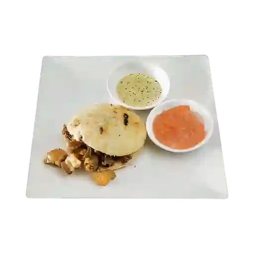 Arepa Carne Desmechada y Chicharrón