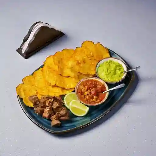 6 Patacones con 400 gr de chicharrones