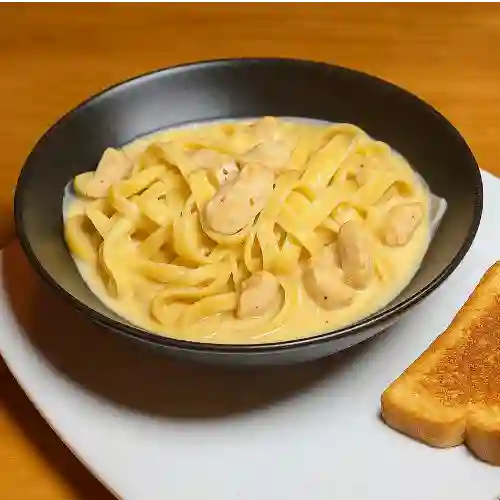 Fetuccine Alfredo con Pollo