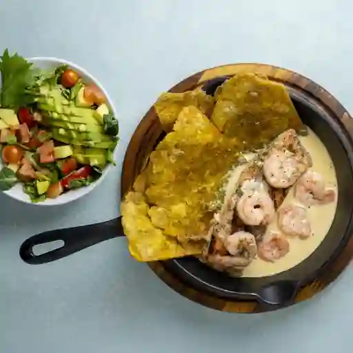 Salmon Al Ajillo Con Camarones En Salsa De Ajo Blanco