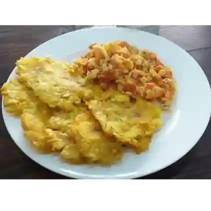 Patacones con Huevos Revueltos