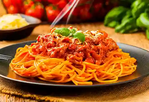 Pasta bolognesa tocineta y bebida