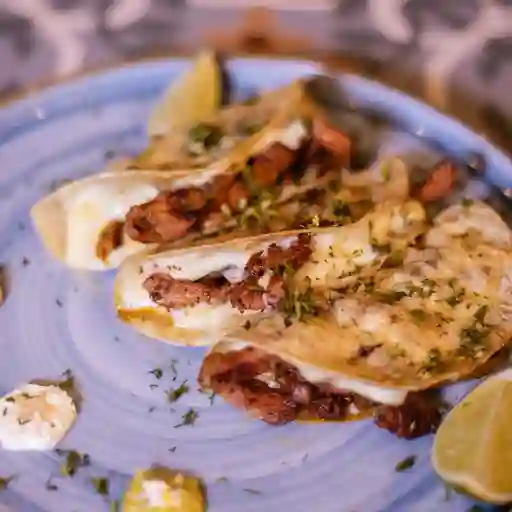 Quesadillas de chorizo en salsa verde