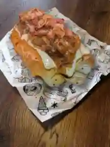 Perro Caliente Cebolla Caramelizada y Tocineta