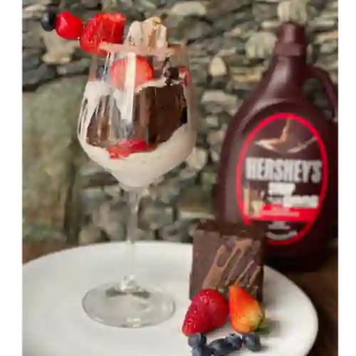 Postre Browni+helado +Fresas +Arándanos