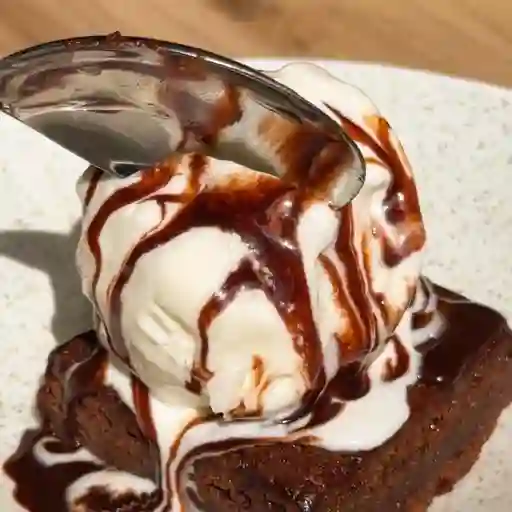 Brownie con helado