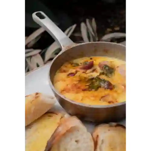 Queso Fundido con Chorizo