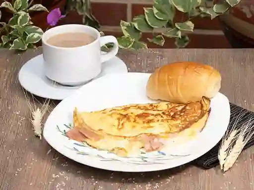 Omelet de Jamón y Queso Pan Café Leche