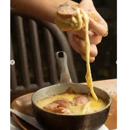 Queso Fundido con Chorizo