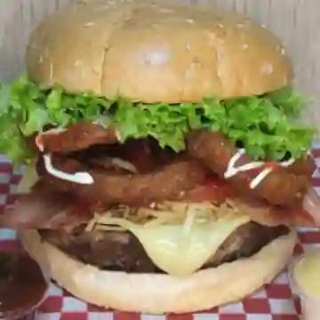 Hamburguesa Tocineta y Aros de Cebolla