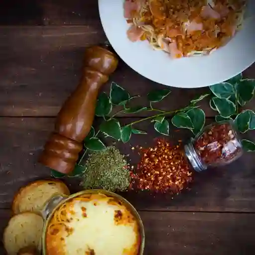 Pasta con jamón y champiñones