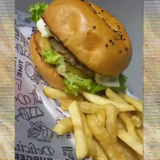 Hamburguesa de carne con papas francesa