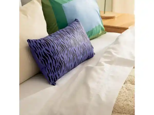 Cojín Con Joven Morado 30 x 60 Casaideas