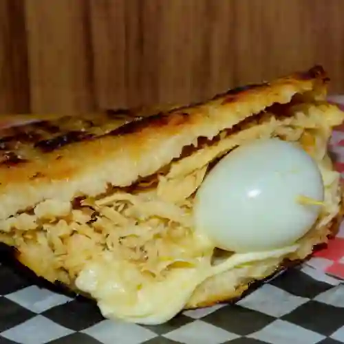 Arepa con Queso y Pollo