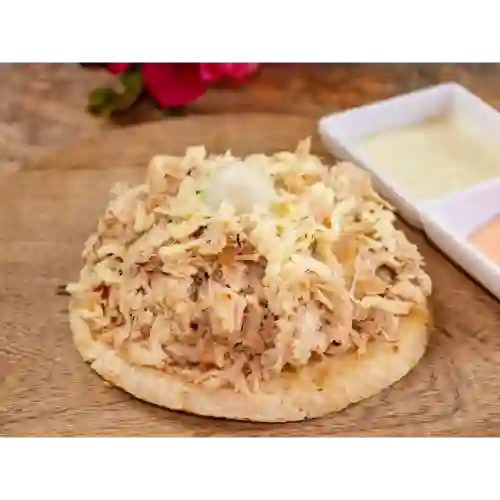 Arepa con pollo y desmechado