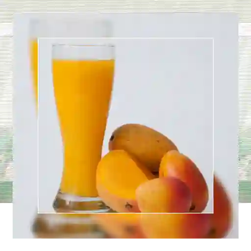 Jugo de mango maduro en agua